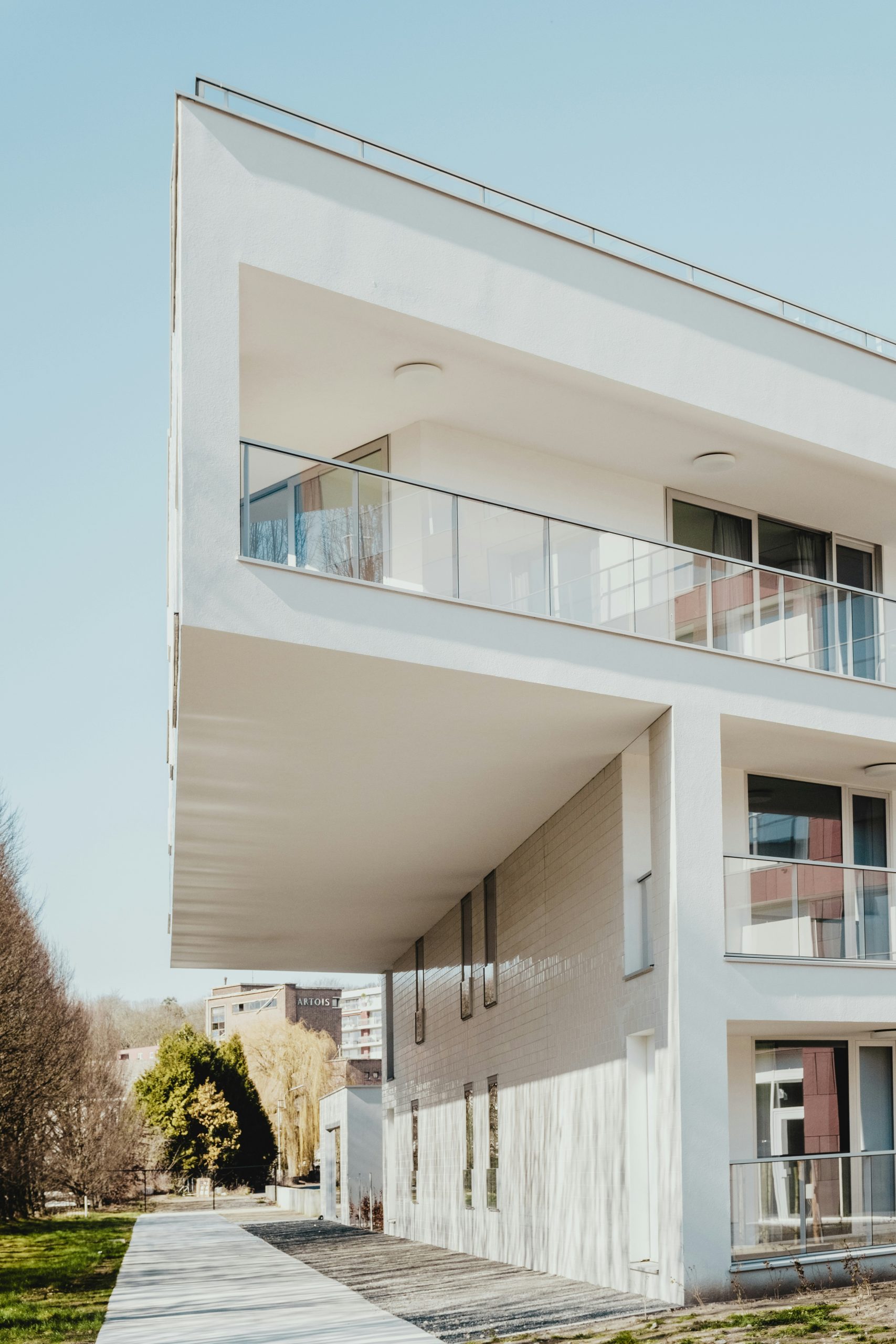 modernes, weißes Mehrparteienhaus