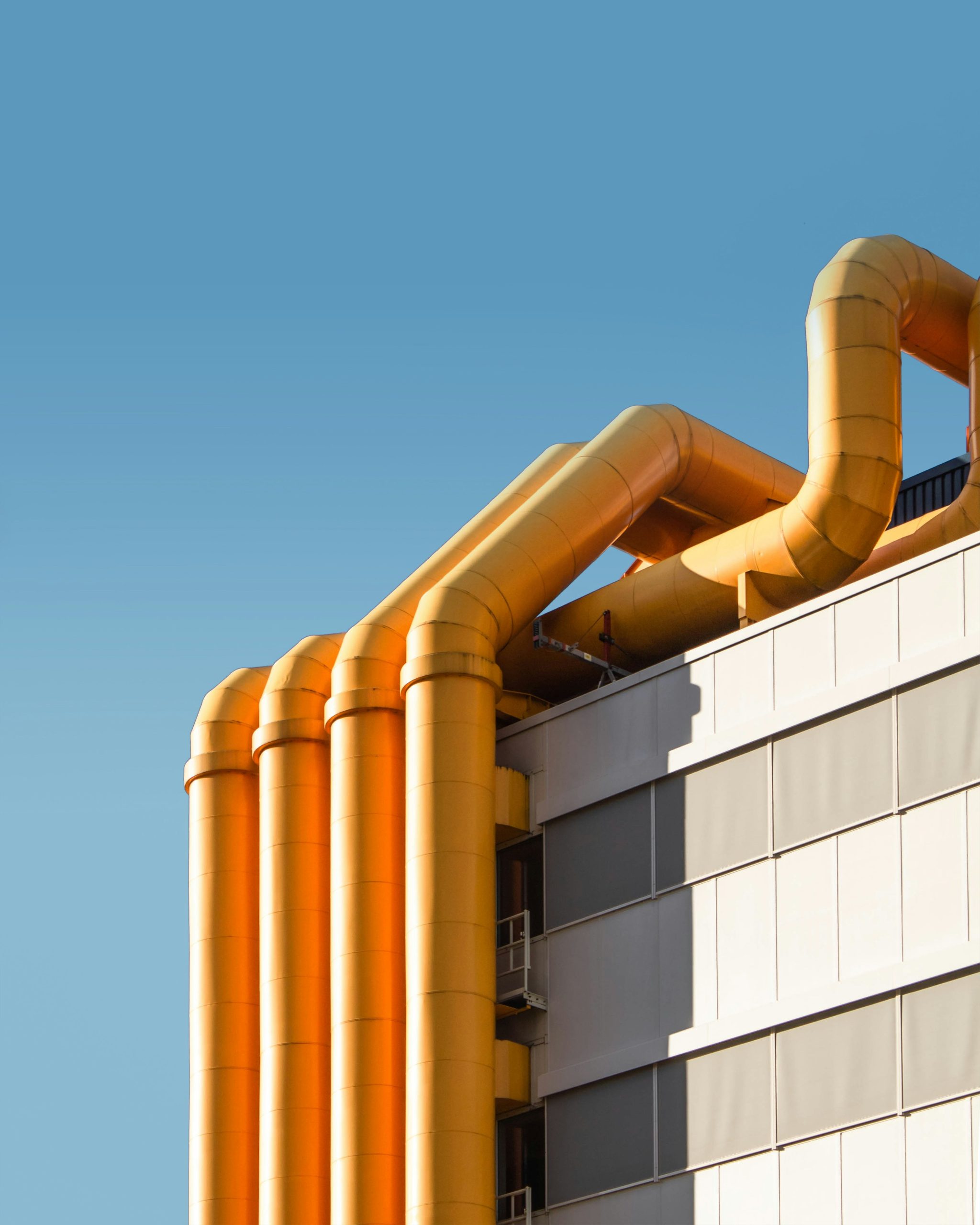 Ein industrielles Gebäude mit gelben Röhren